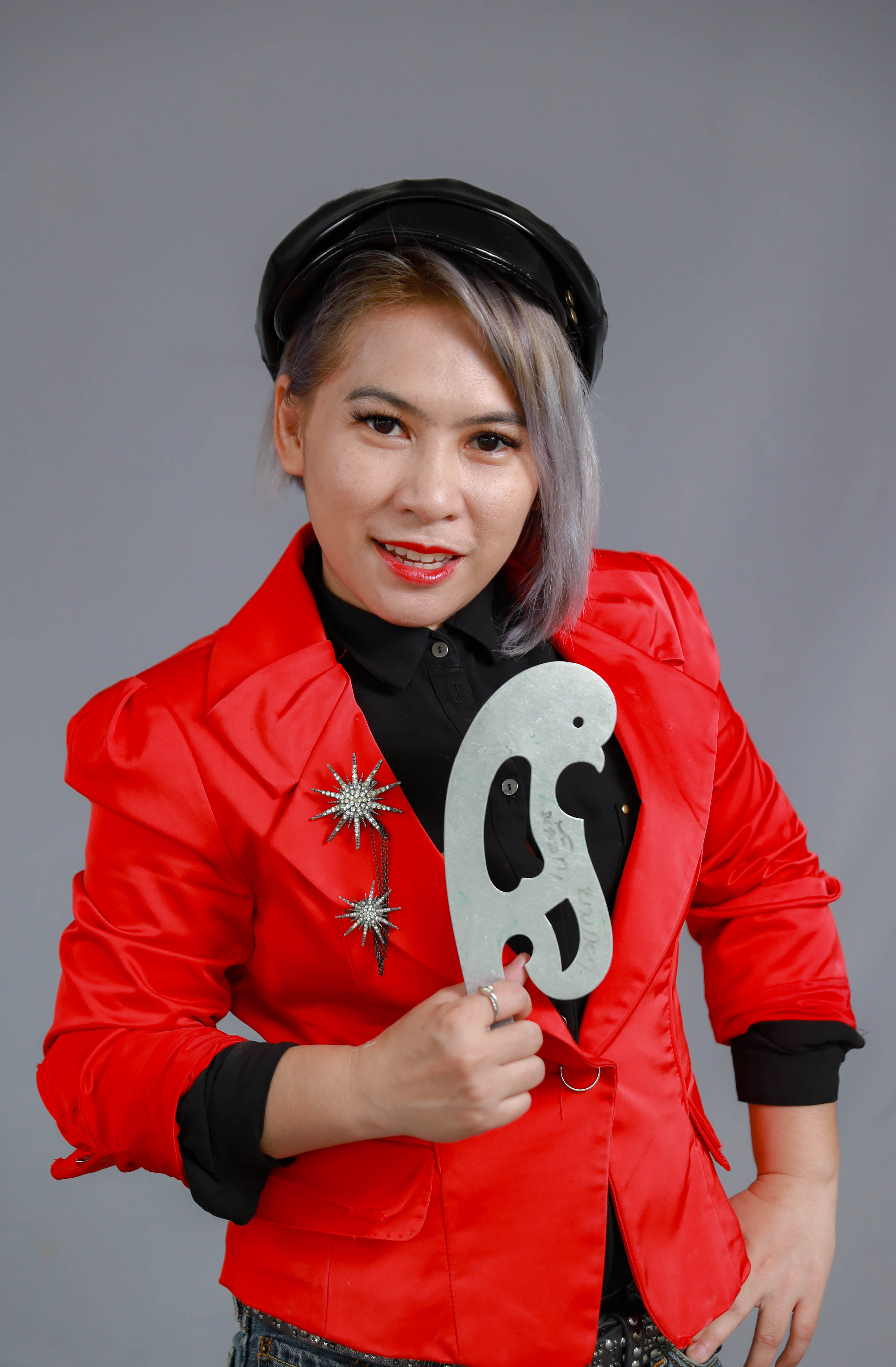 婉乔森评估稀有及脆弱面料 Mallika Thaidress